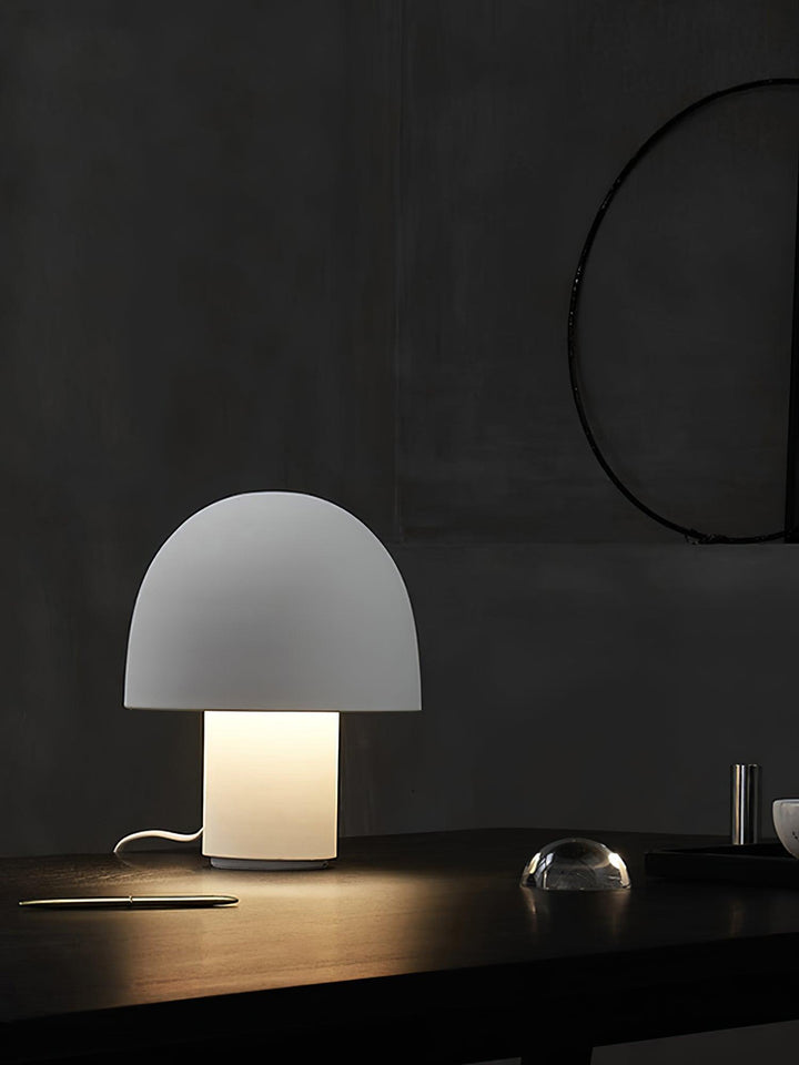 Lampa stołowa z metalowym kloszem w kształcie grzyba