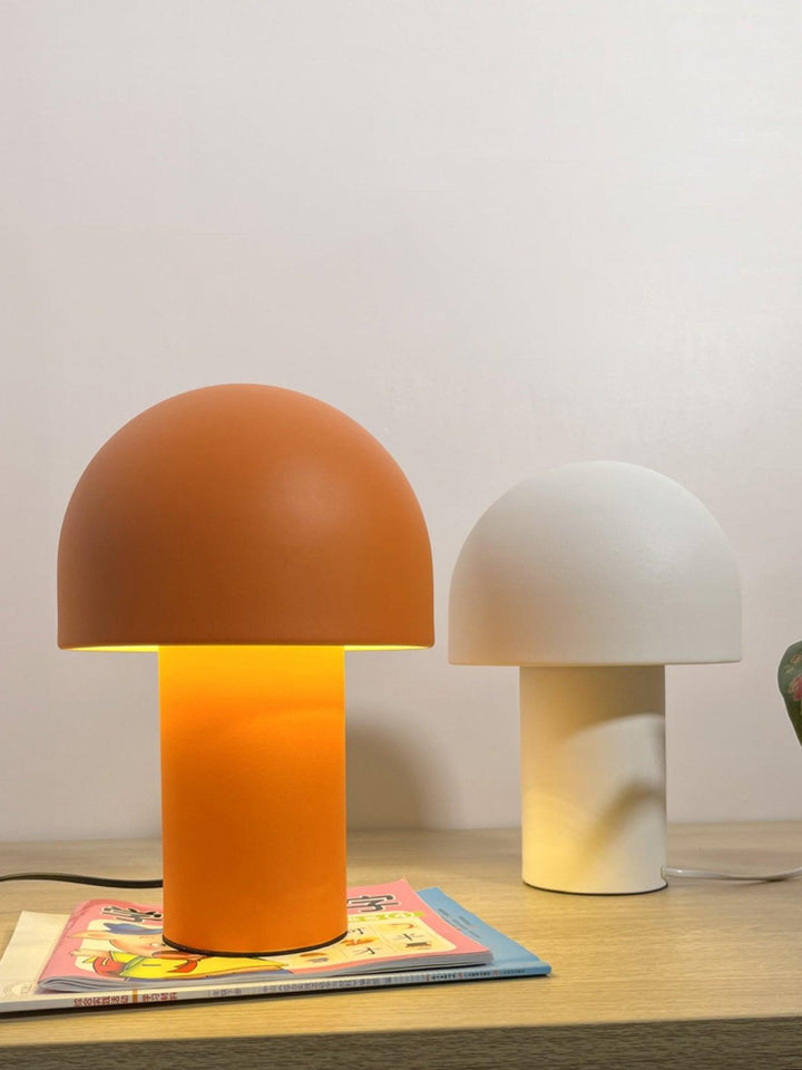 Lampa stołowa z metalowym kloszem w kształcie grzyba