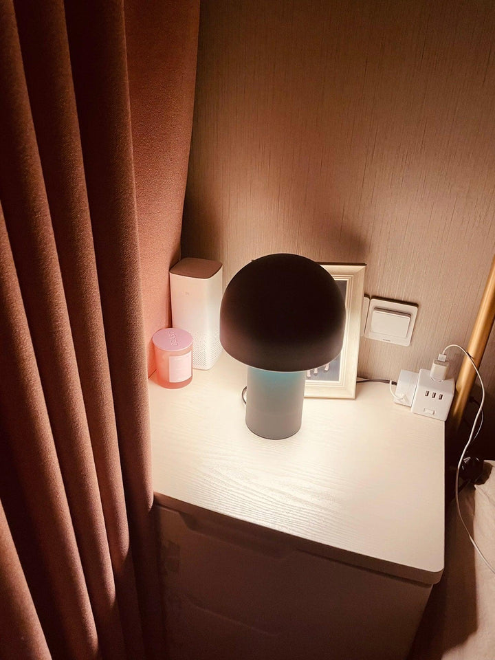 Lampa stołowa z metalowym kloszem w kształcie grzyba