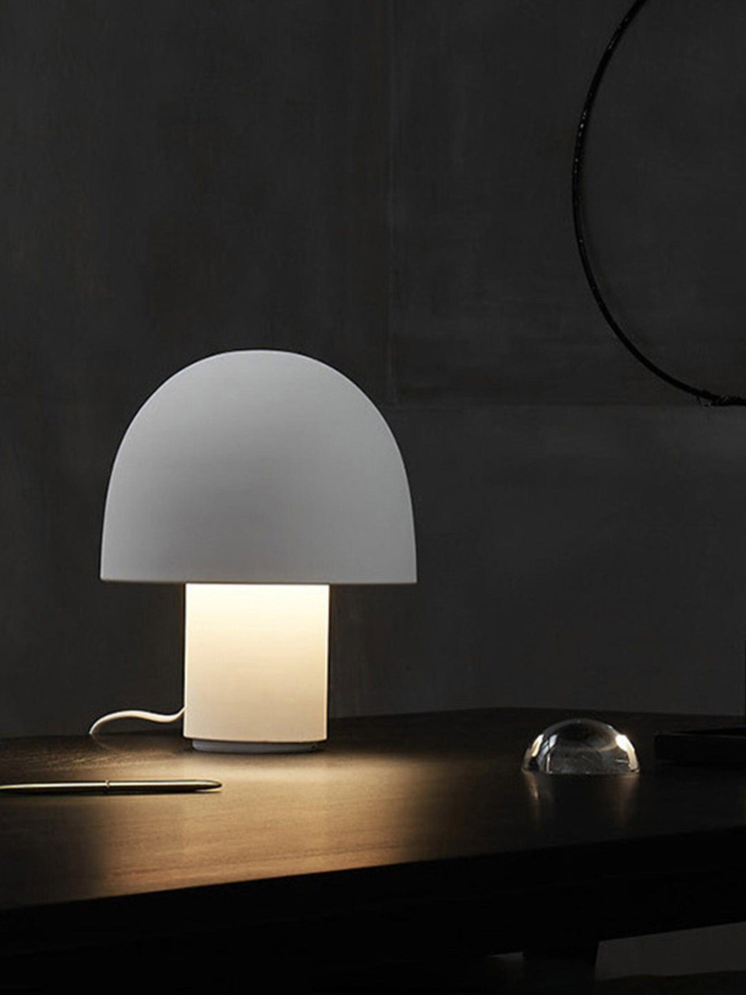 Lampa stołowa z metalowym kloszem w kształcie grzyba