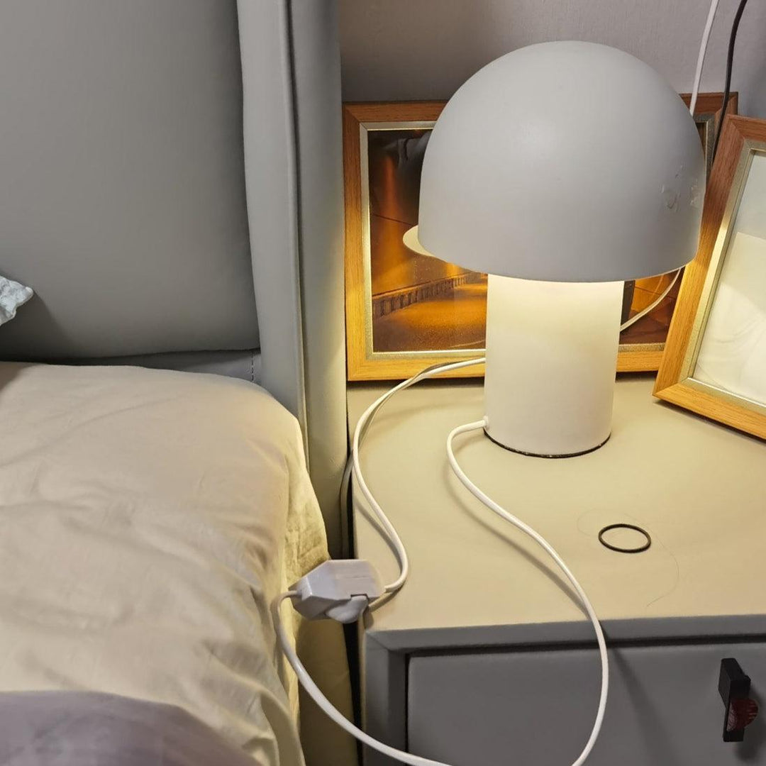 Lampa stołowa z metalowym kloszem w kształcie grzyba