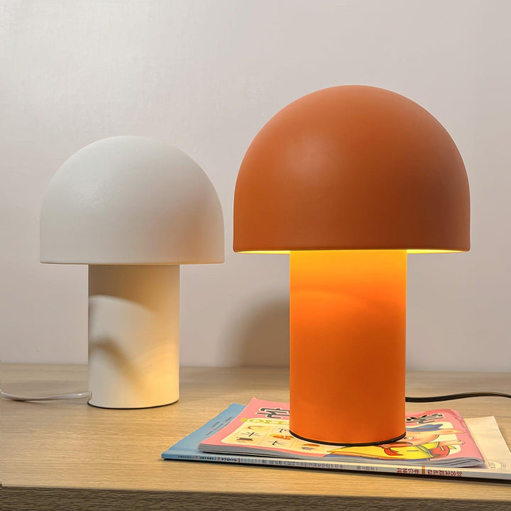 Lampa stołowa z metalowym kloszem w kształcie grzyba