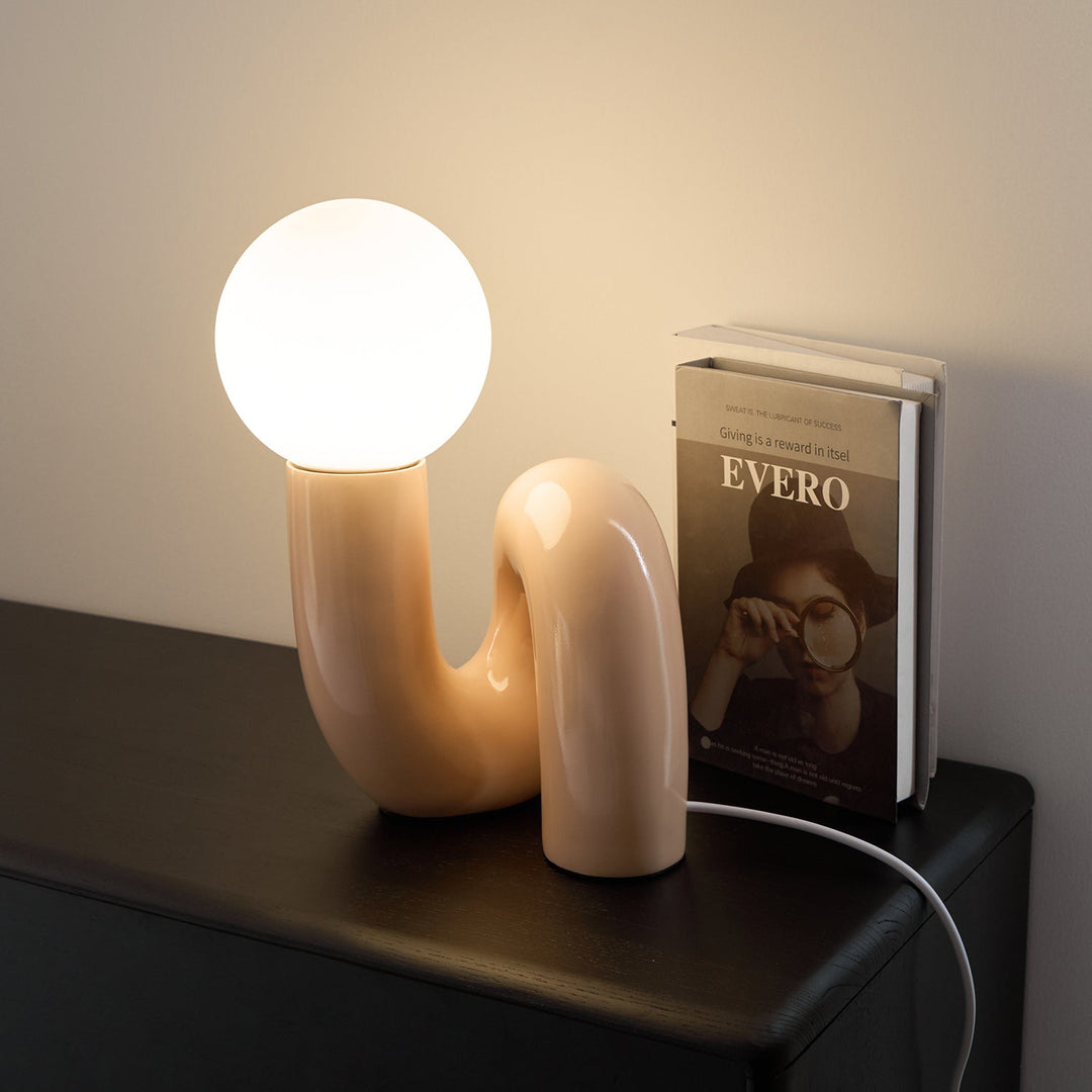 Zabawna Lampa Stołowa w Kształcie N