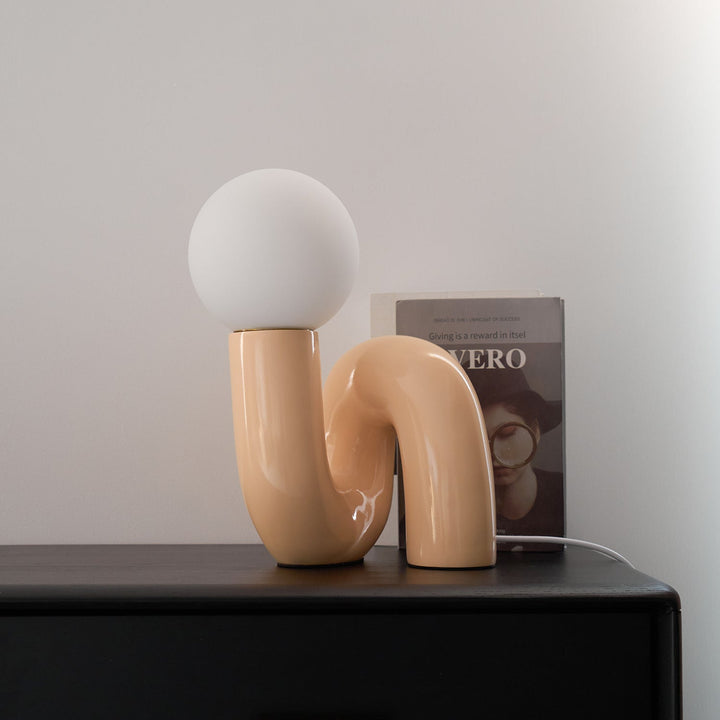 Zabawna Lampa Stołowa w Kształcie N