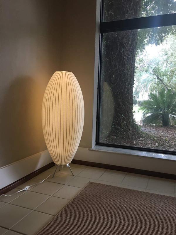 Lampa stołowa z bąbelkami na statywie