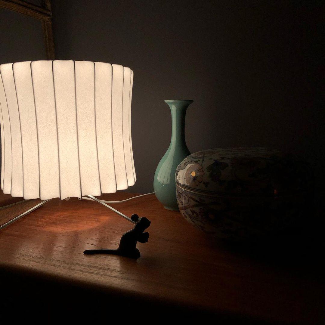 Lampa stołowa z bąbelkami na statywie