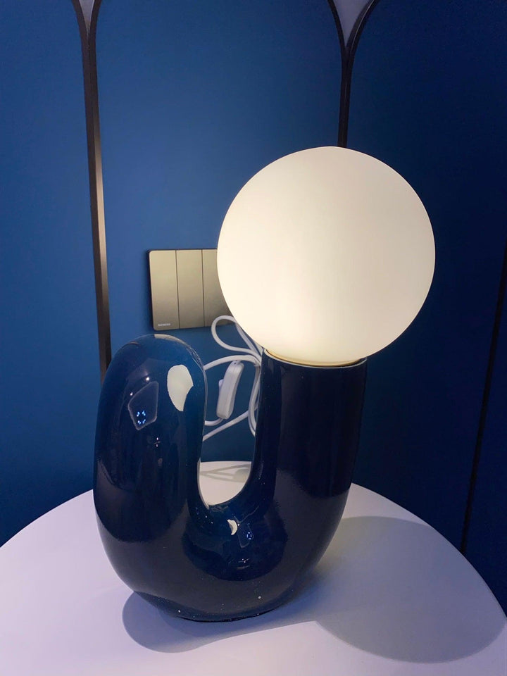 Zabawna Lampa Stołowa w Kształcie N