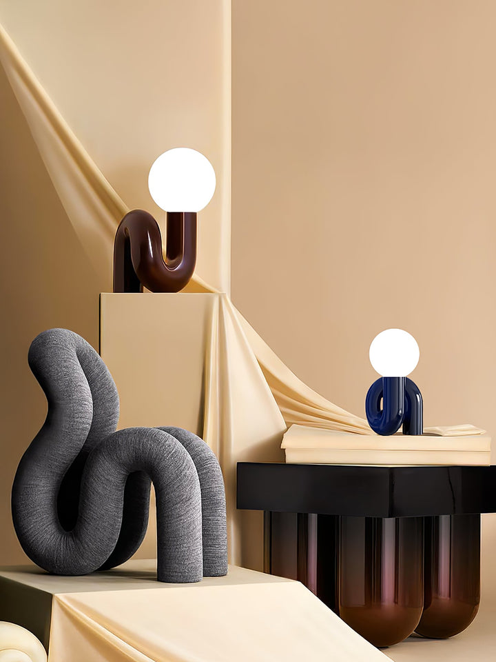 Zabawna Lampa Stołowa w Kształcie N