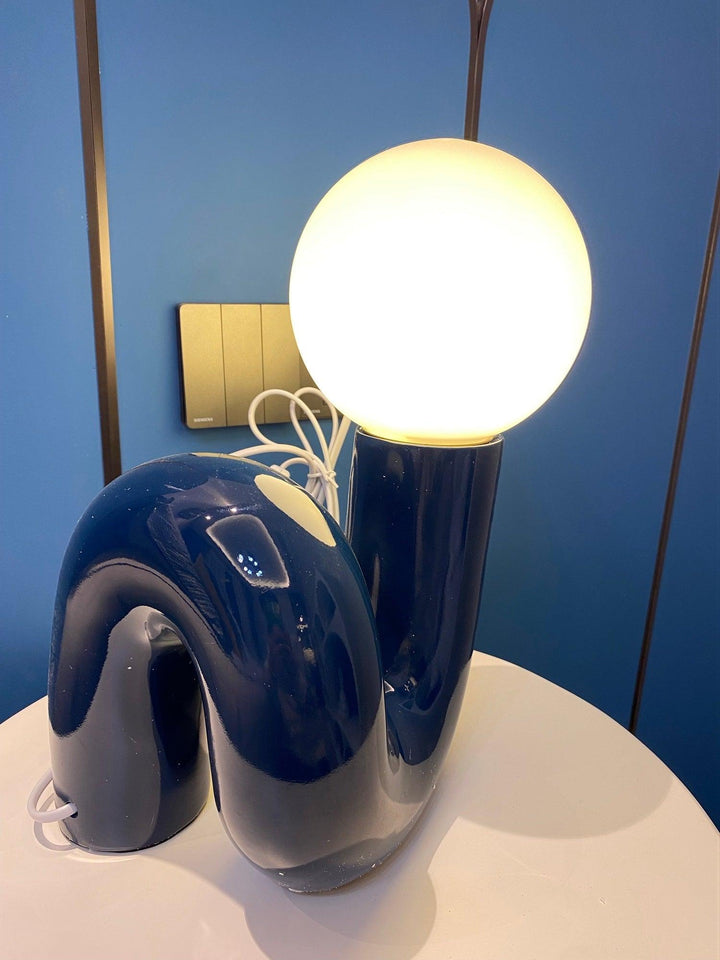 Zabawna Lampa Stołowa w Kształcie N