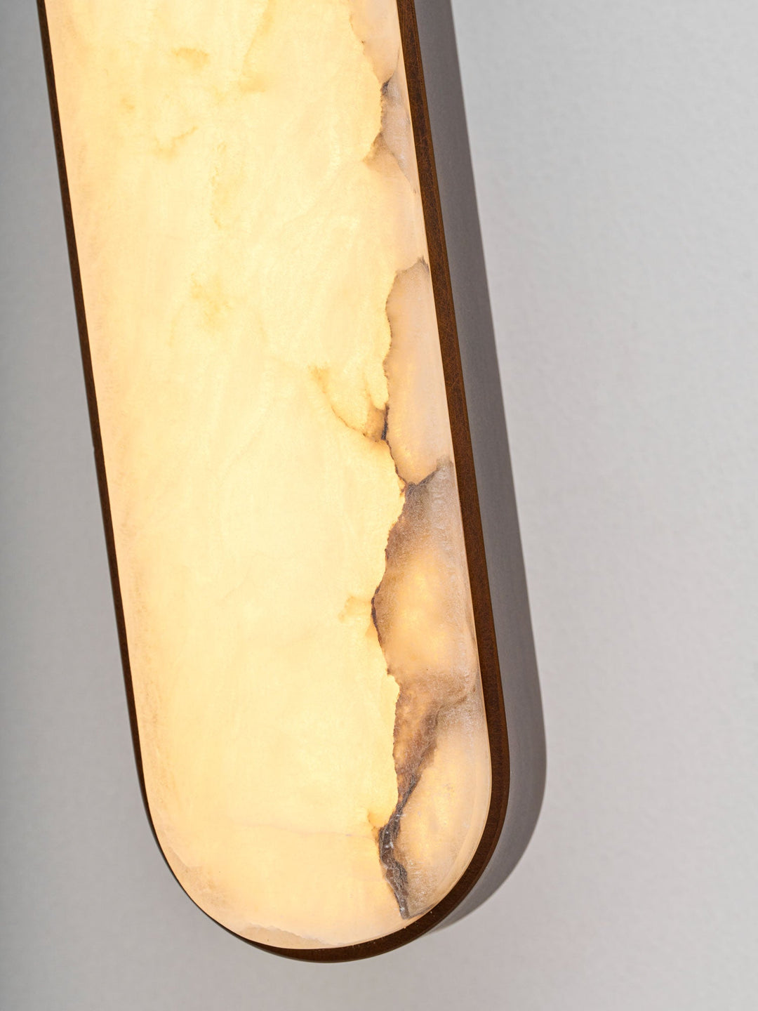 Lampa ścienna Norix z alabastrową ramą