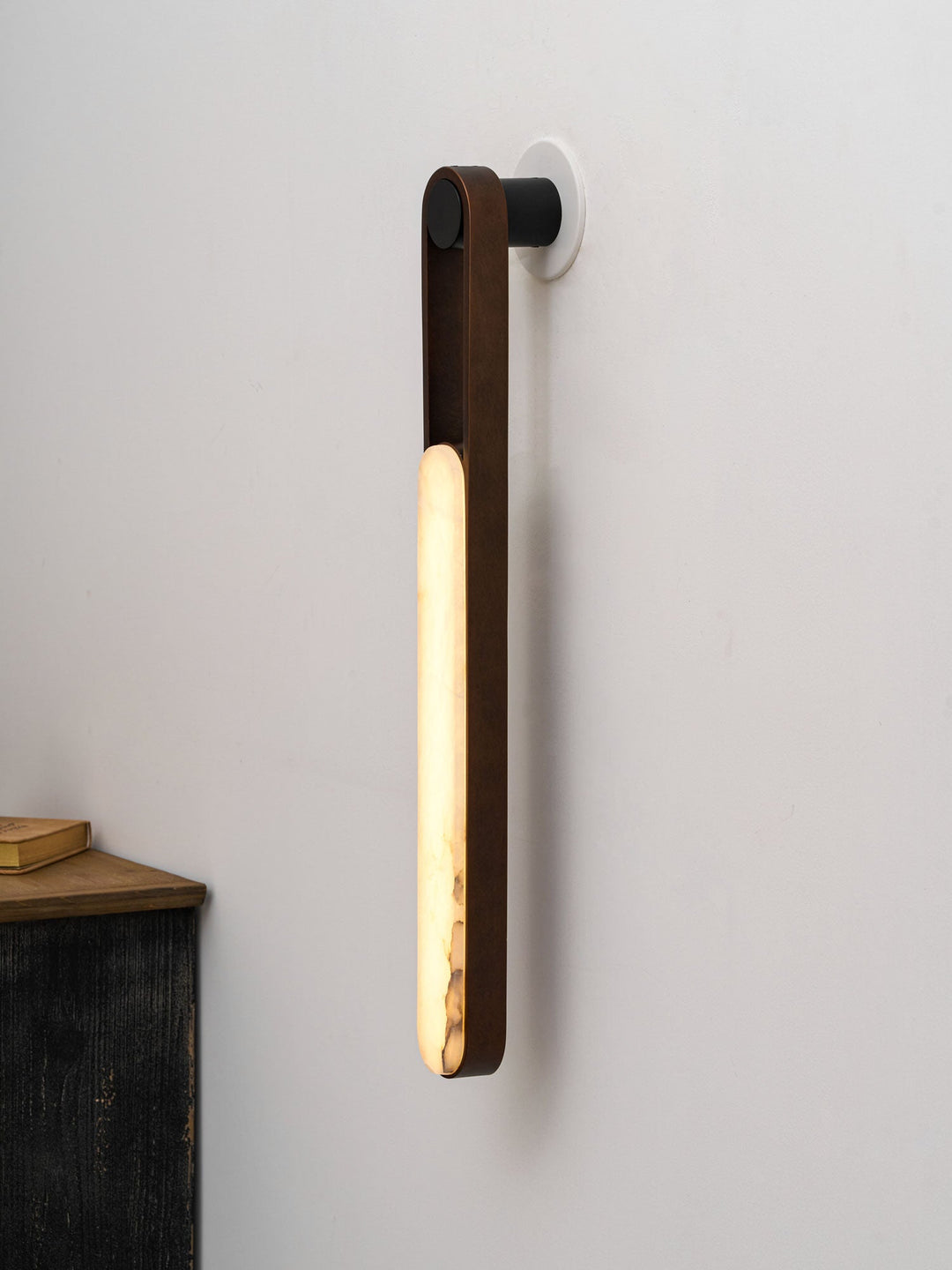Lampa ścienna Norix z alabastrową ramą