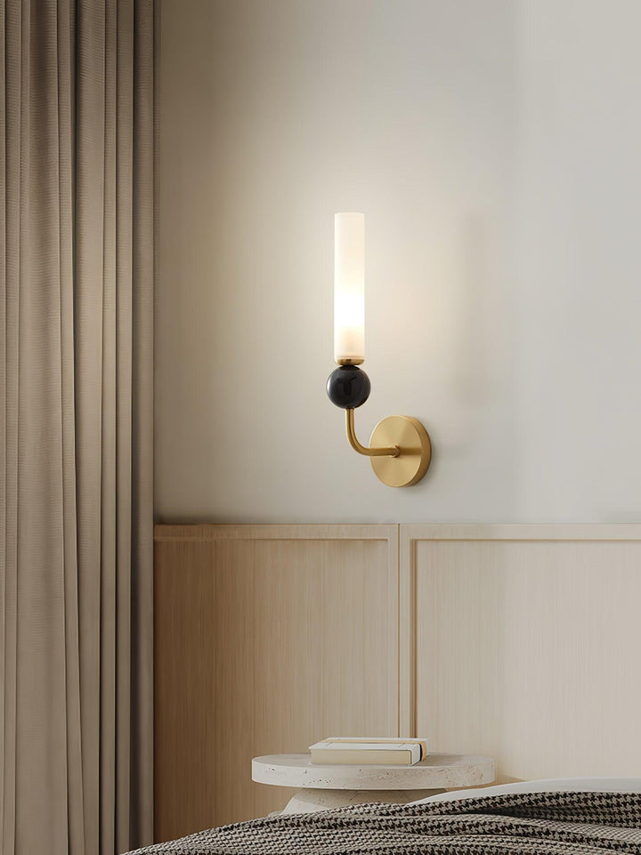 Lampa ścienna w pionie z marmuru