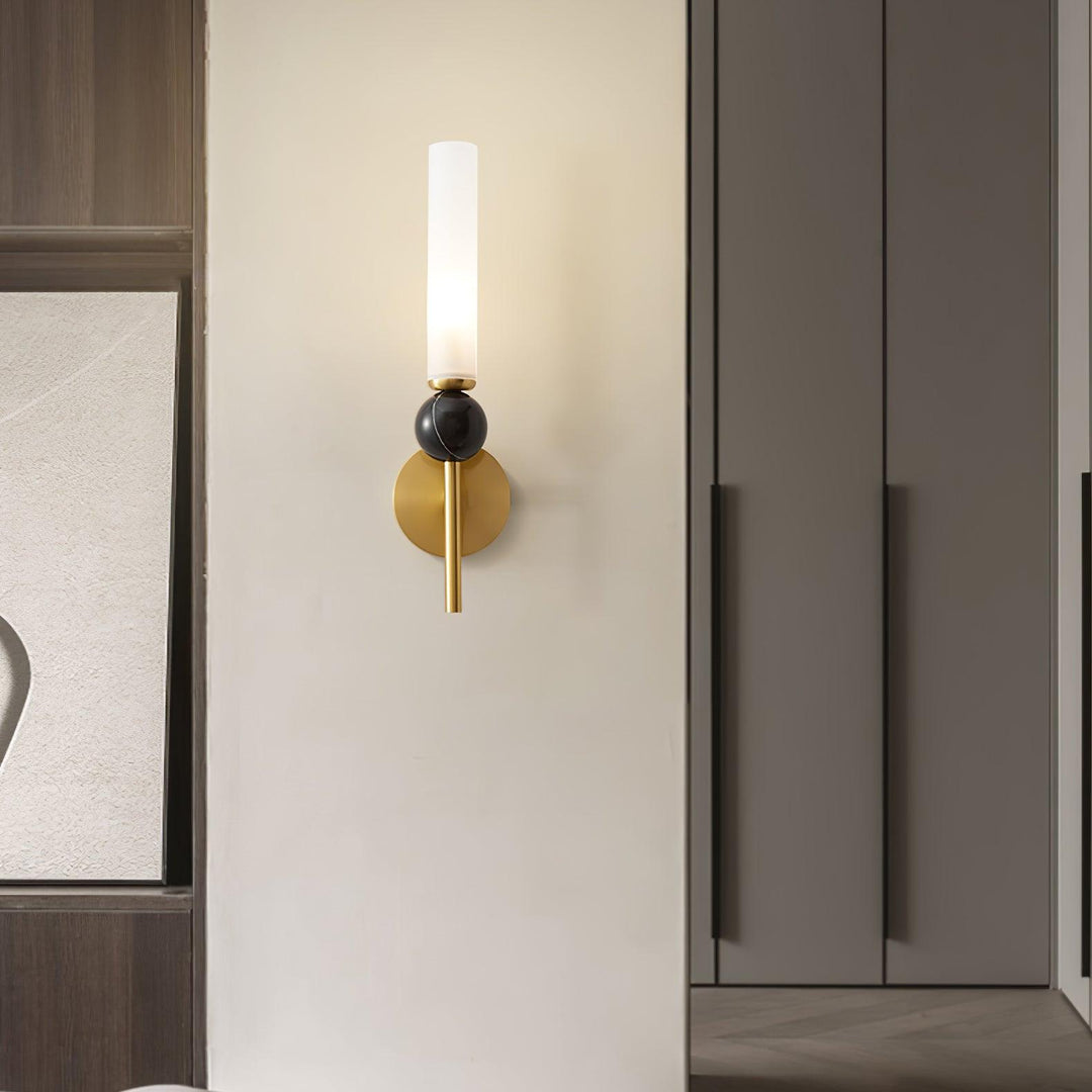 Lampa ścienna w pionie z marmuru