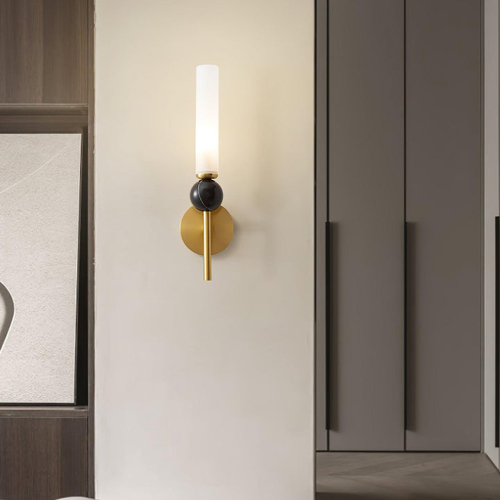 Lampa ścienna w pionie z marmuru