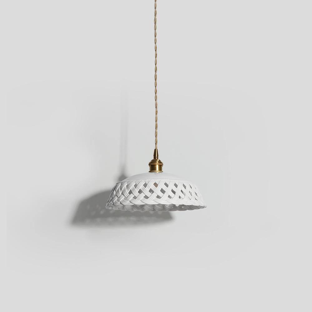 Lampa wisząca z ceramicznym kloszem w ażurowym wzorze