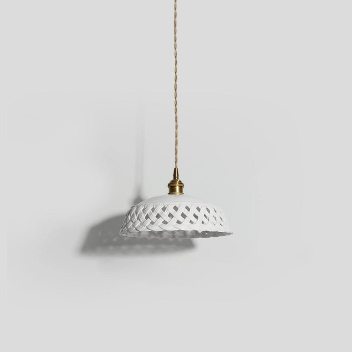 Lampa wisząca z ceramicznym kloszem w ażurowym wzorze