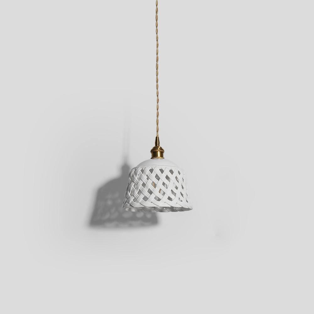 Lampa wisząca z ceramicznym kloszem w ażurowym wzorze