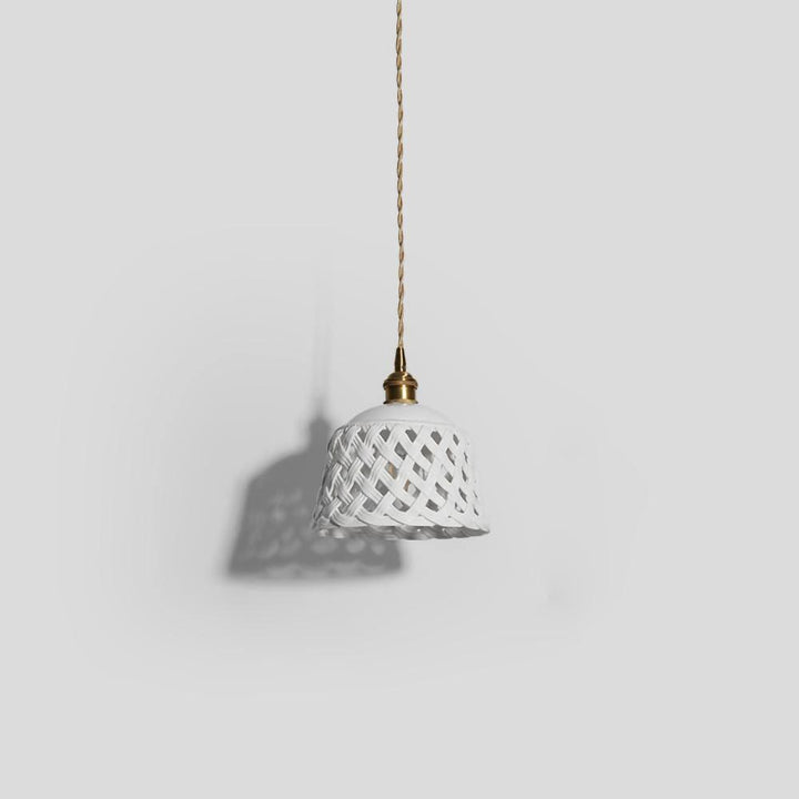Lampa wisząca z ceramicznym kloszem w ażurowym wzorze