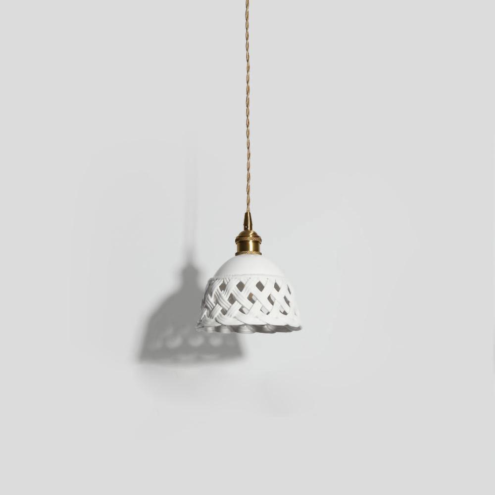 Lampa wisząca z ceramicznym kloszem w ażurowym wzorze