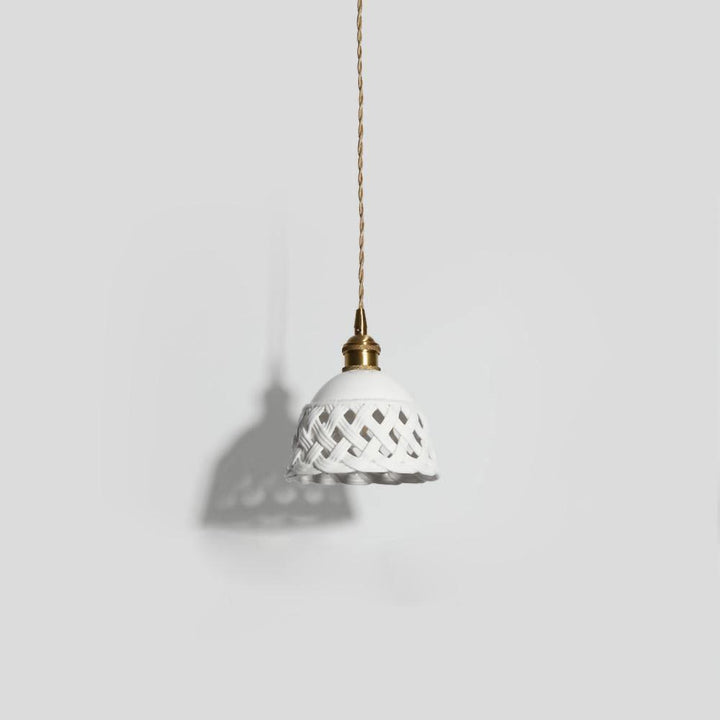 Lampa wisząca z ceramicznym kloszem w ażurowym wzorze