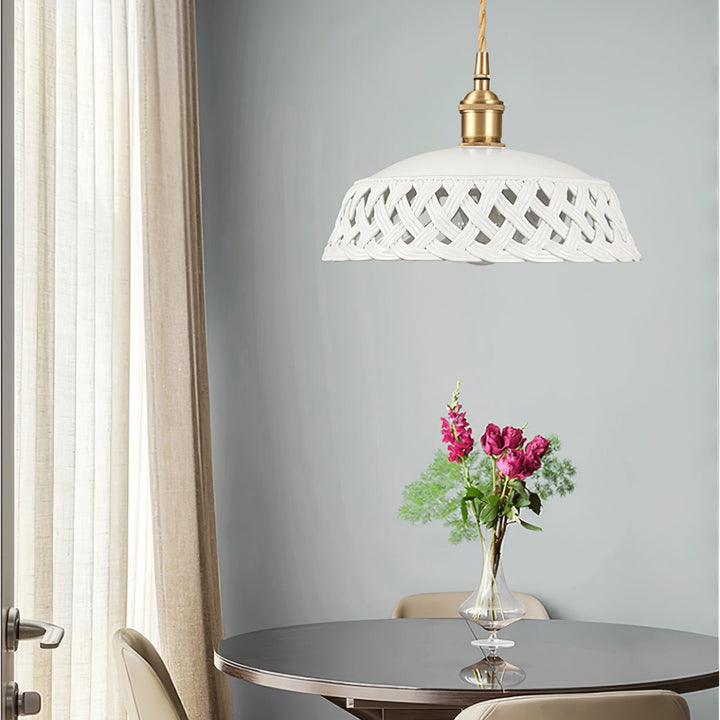 Lampa wisząca z ceramicznym kloszem w ażurowym wzorze