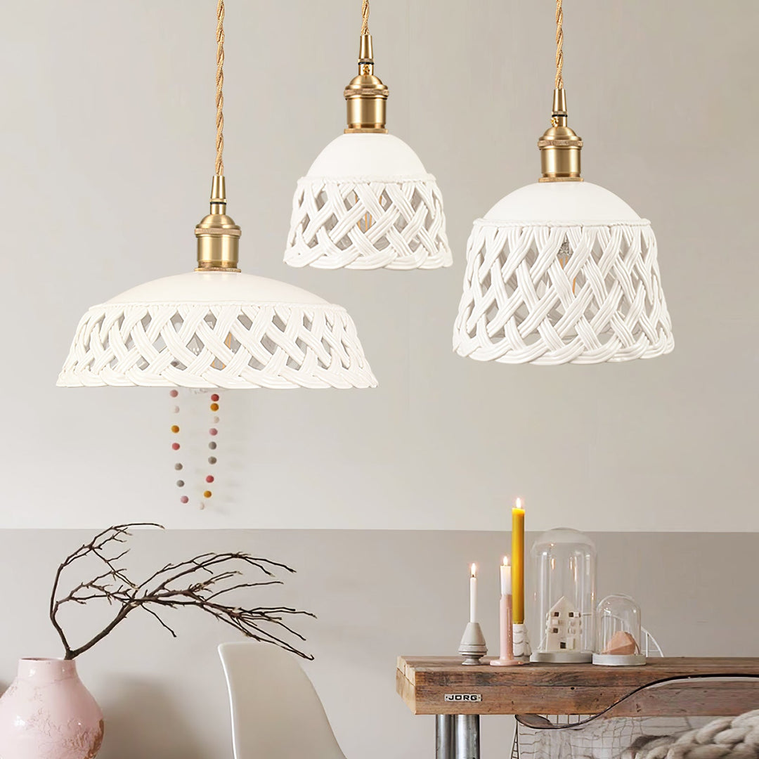 Lampa wisząca z ceramicznym kloszem w ażurowym wzorze