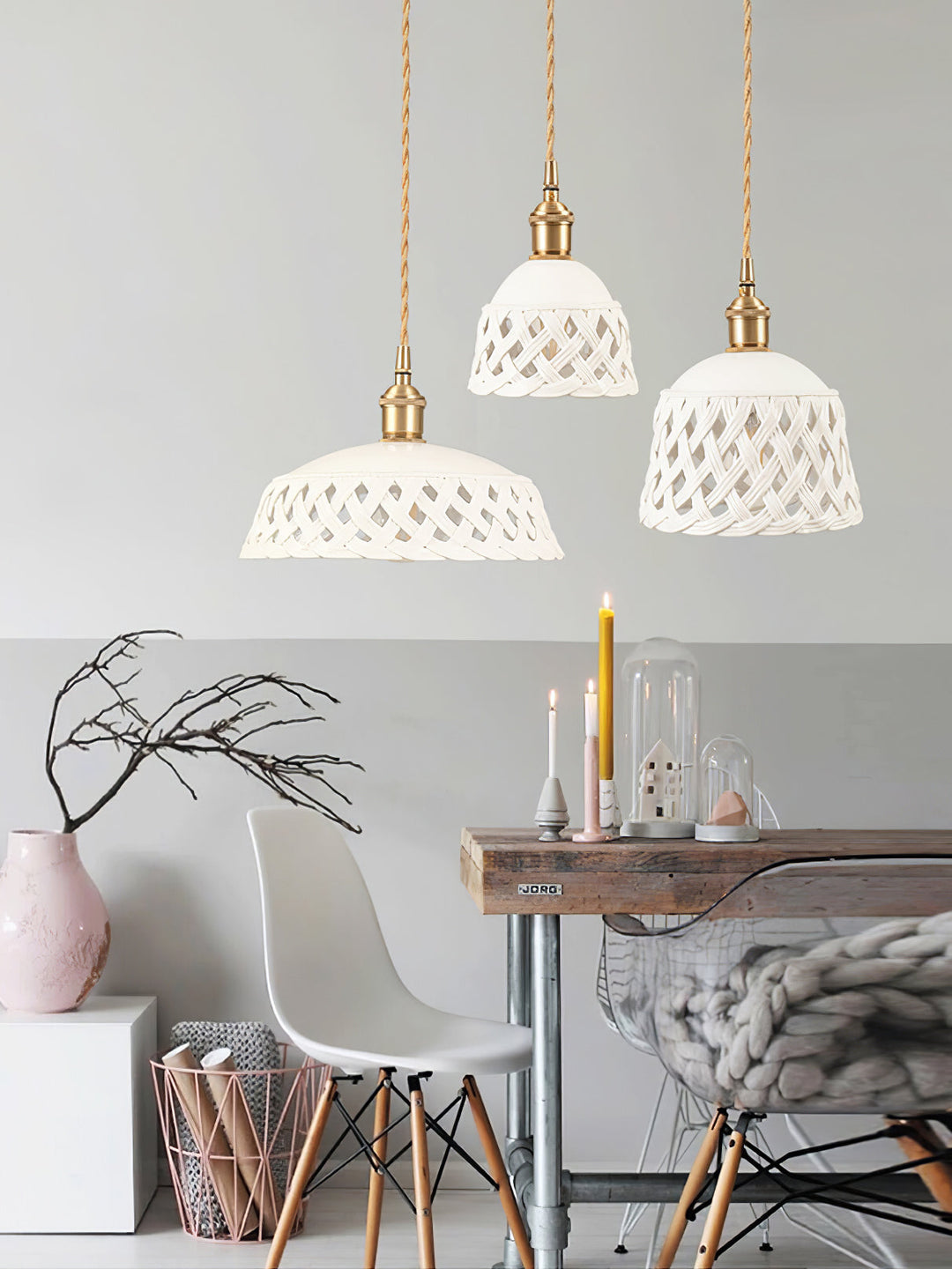 Lampa wisząca z ceramicznym kloszem w ażurowym wzorze