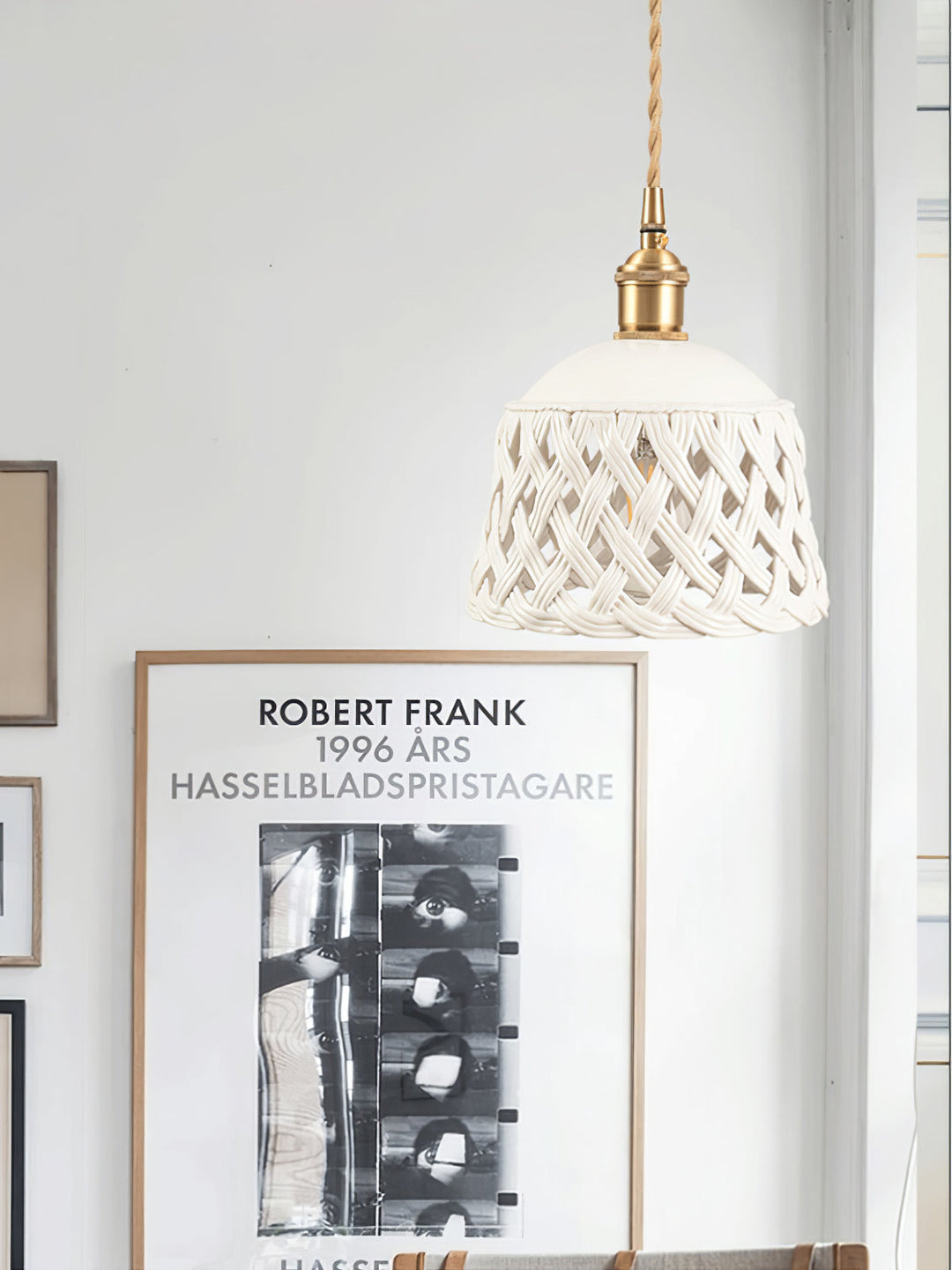 Lampa wisząca z ceramicznym kloszem w ażurowym wzorze