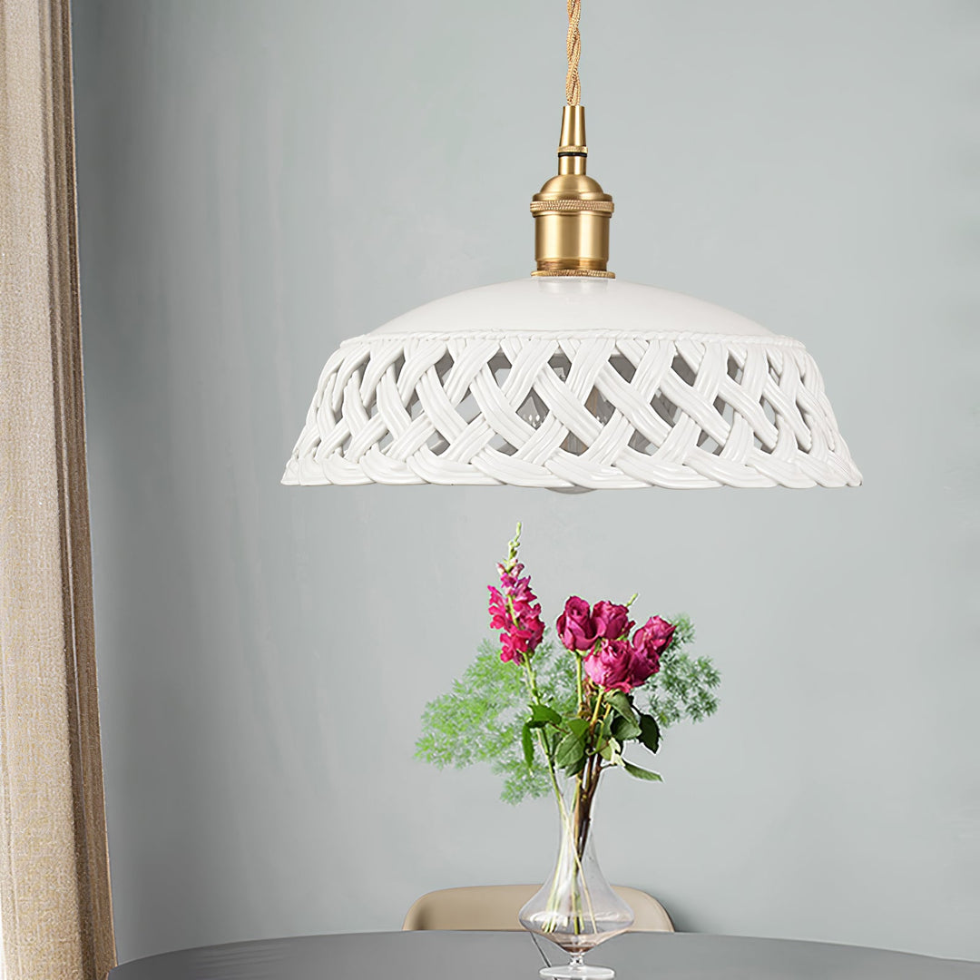Lampa wisząca z ceramicznym kloszem w ażurowym wzorze