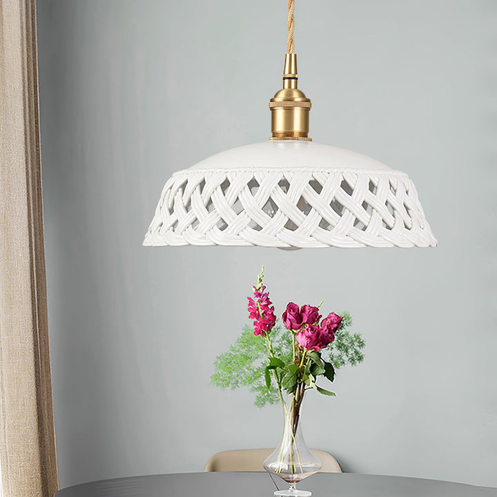 Lampa wisząca z ceramicznym kloszem w ażurowym wzorze