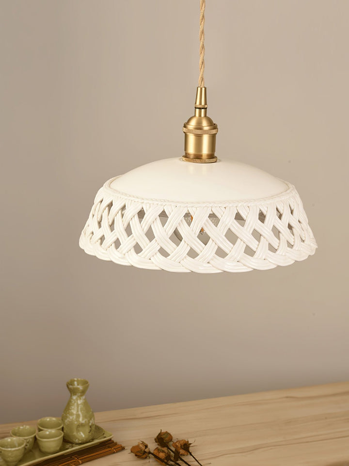 Lampa wisząca z ceramicznym kloszem w ażurowym wzorze