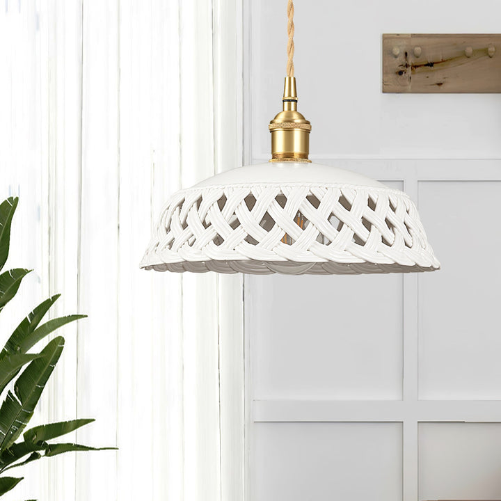 Lampa wisząca z ceramicznym kloszem w ażurowym wzorze