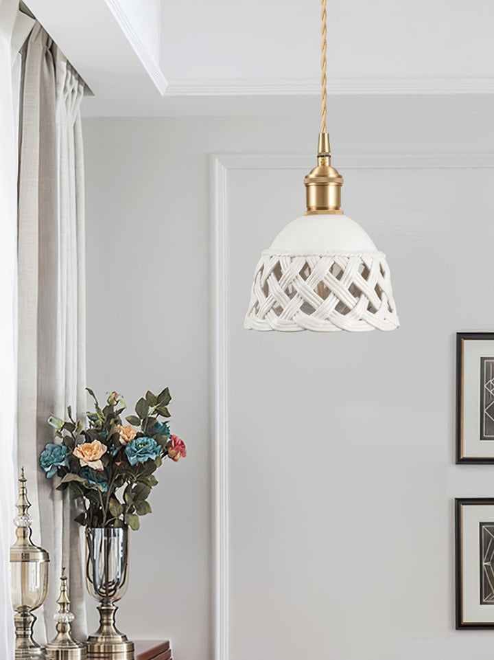 Lampa wisząca z ceramicznym kloszem w ażurowym wzorze