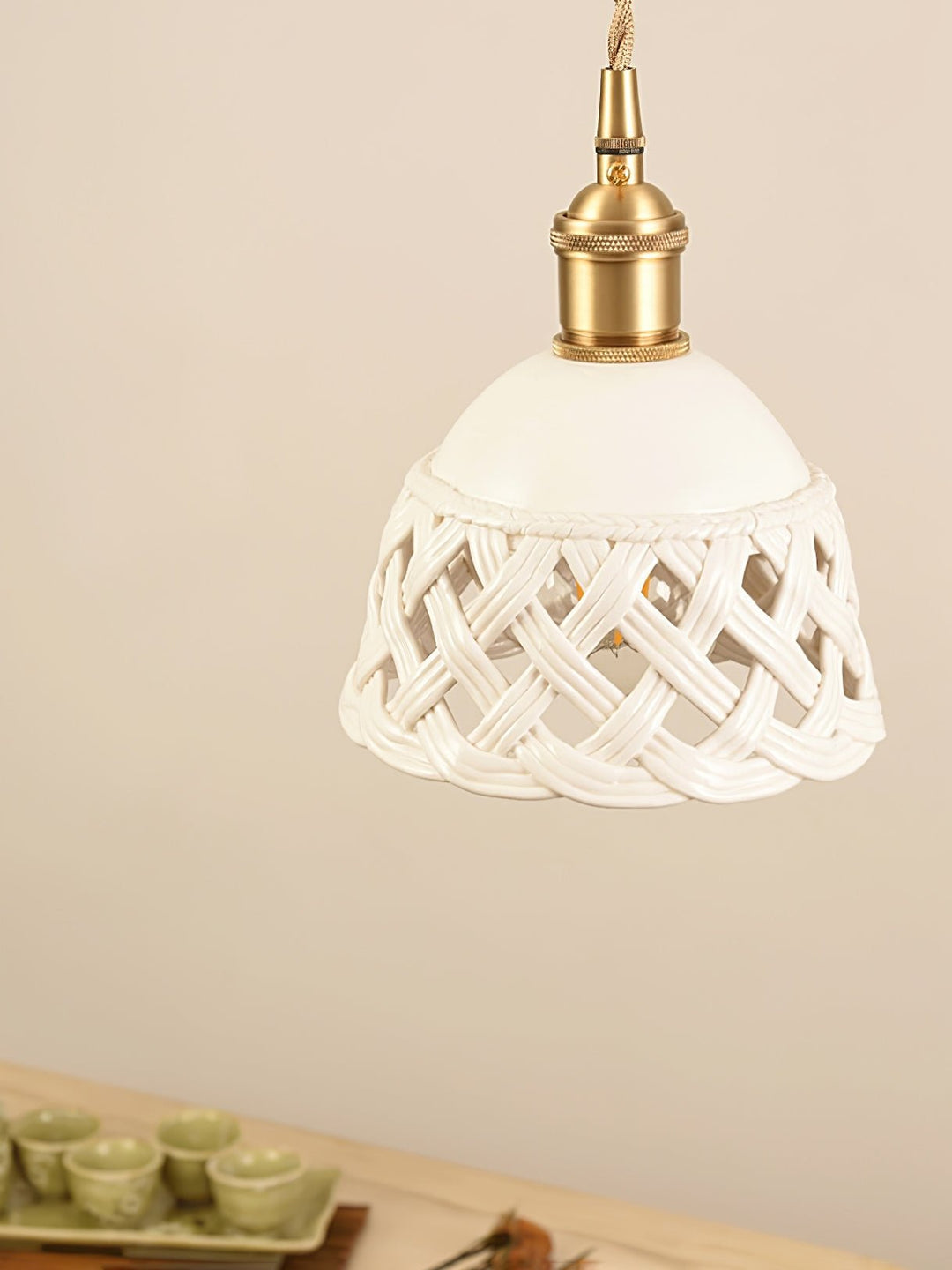 Lampa wisząca z ceramicznym kloszem w ażurowym wzorze