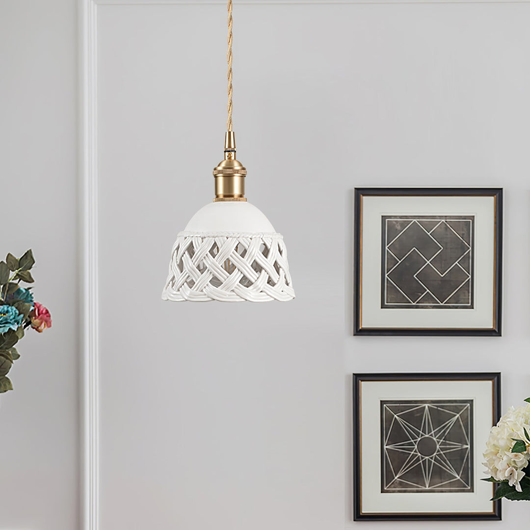 Lampa wisząca z ceramicznym kloszem w ażurowym wzorze