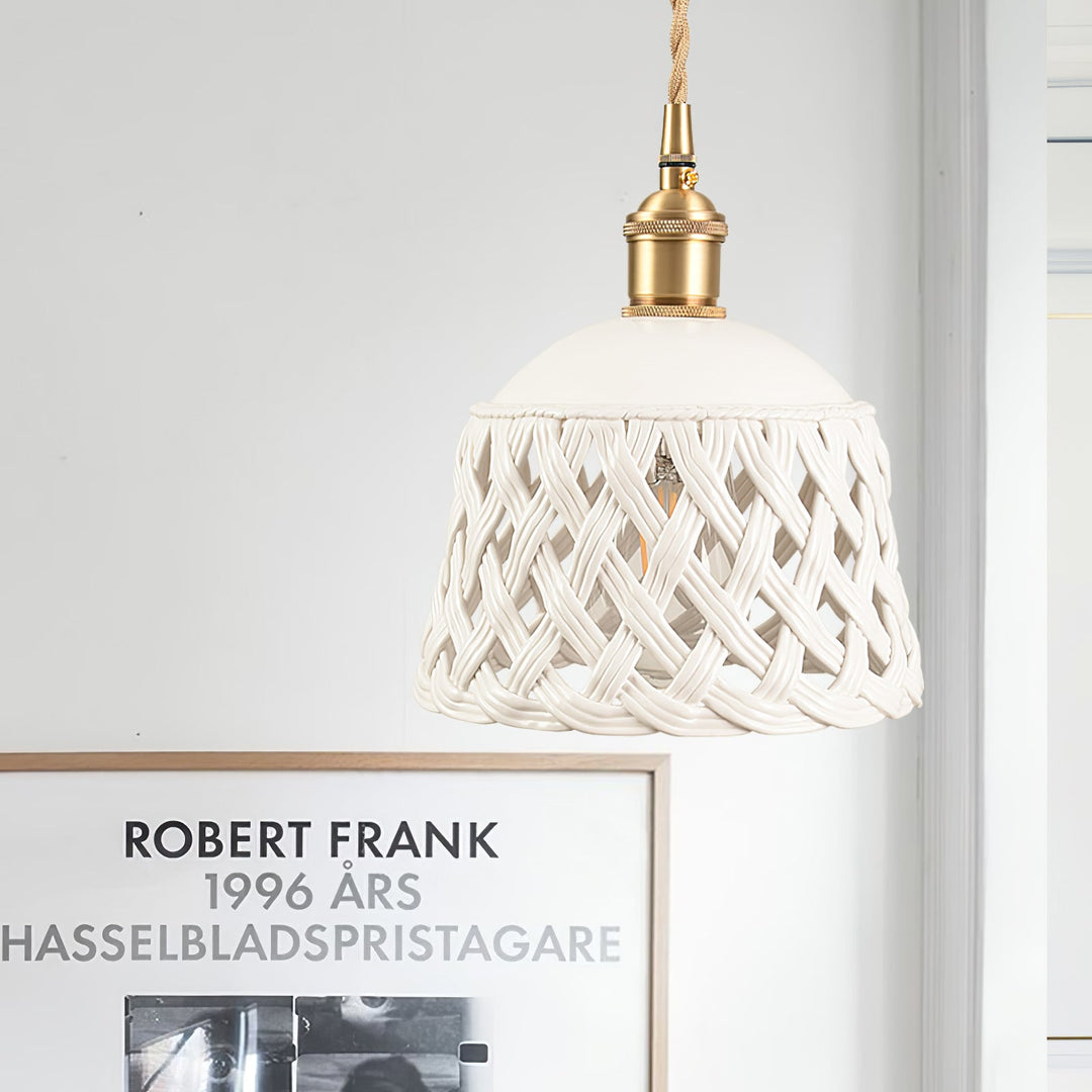 Lampa wisząca z ceramicznym kloszem w ażurowym wzorze