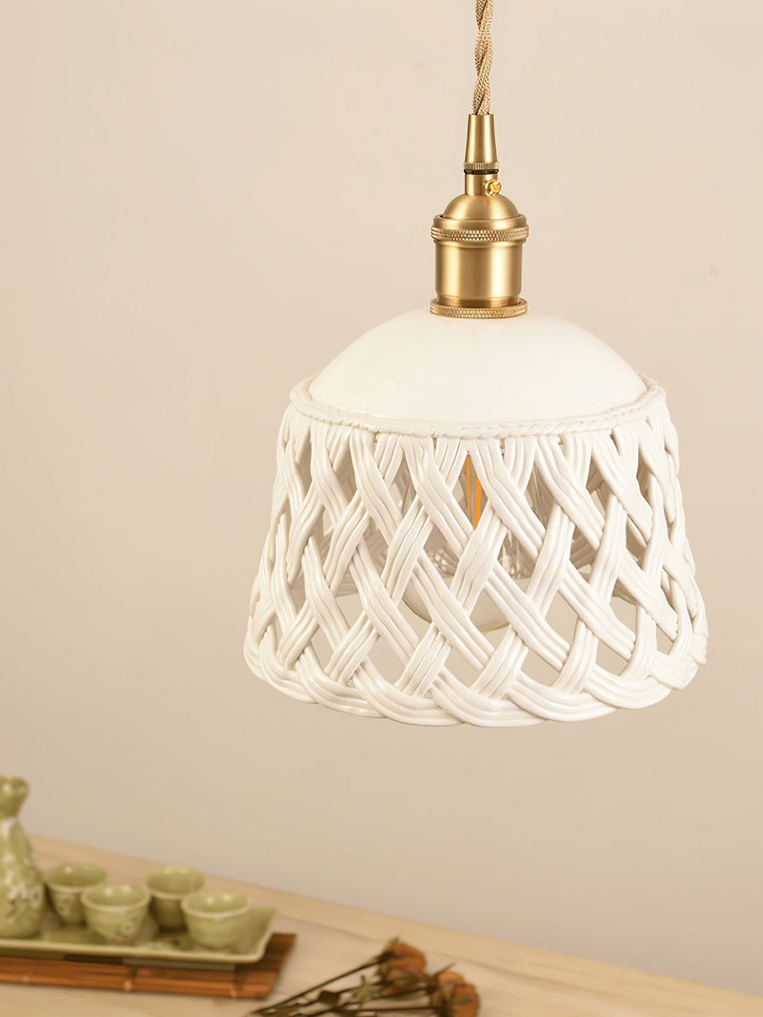 Lampa wisząca z ceramicznym kloszem w ażurowym wzorze
