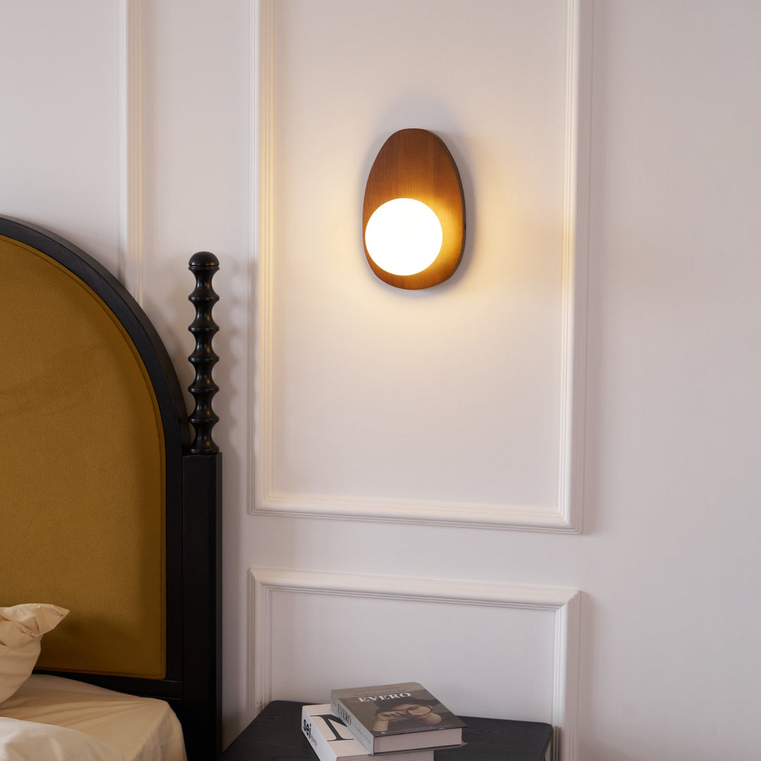 Lampa ścienna Orba z orzecha włoskiego z wtyczką