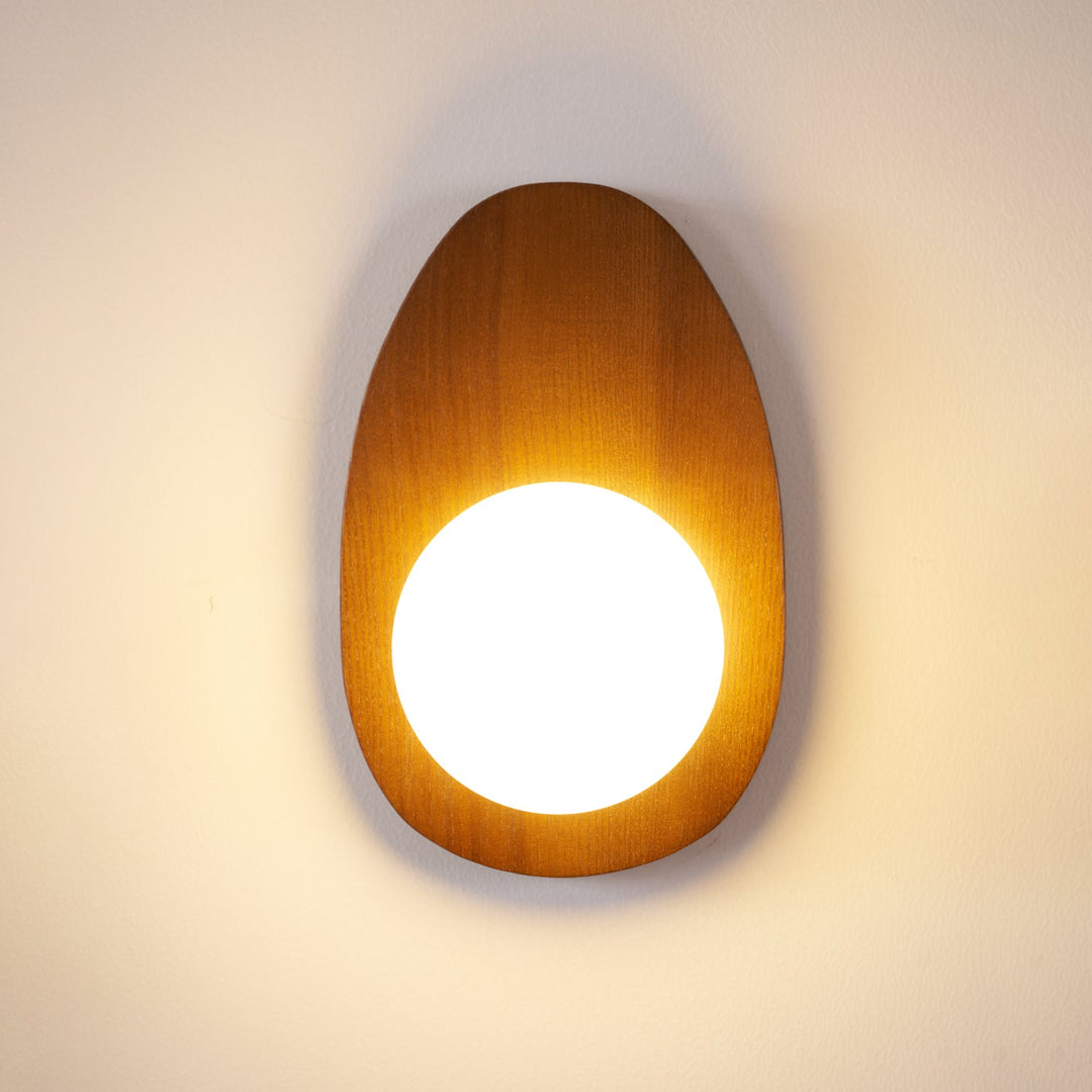 Lampa ścienna Orba z orzecha włoskiego z wtyczką