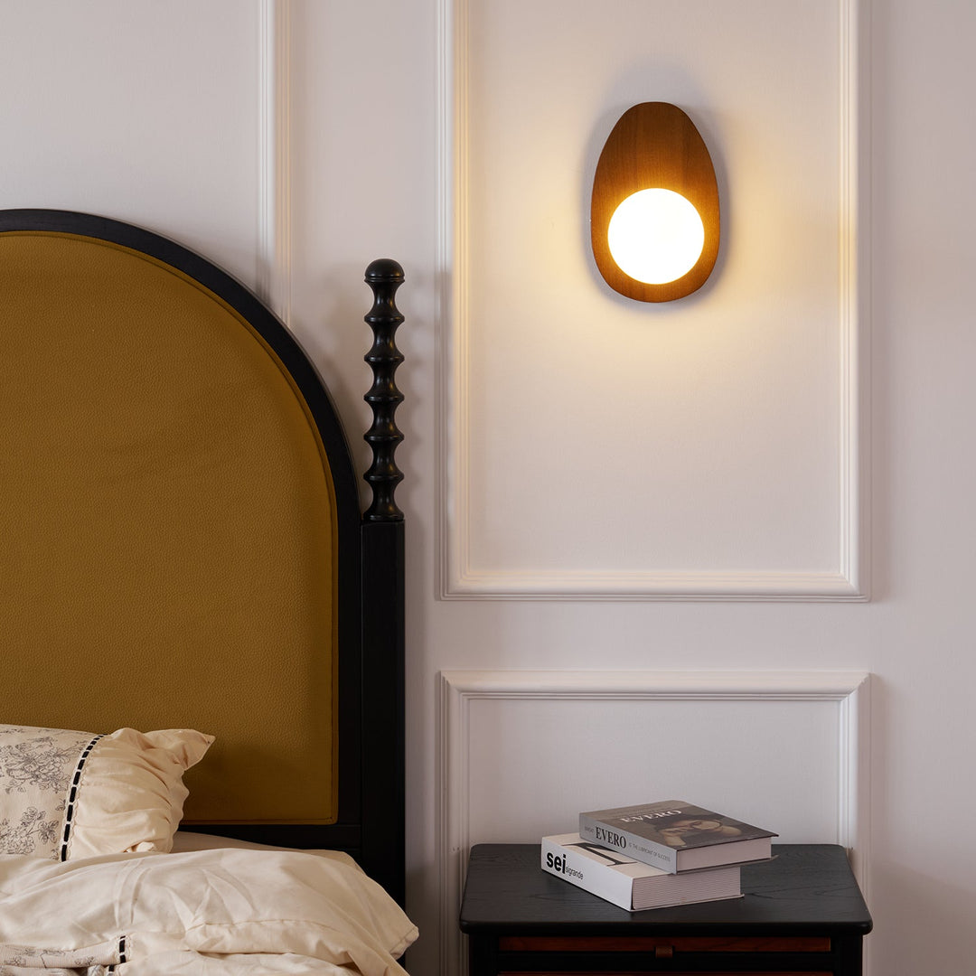 Lampa ścienna Orba z orzecha włoskiego z wtyczką