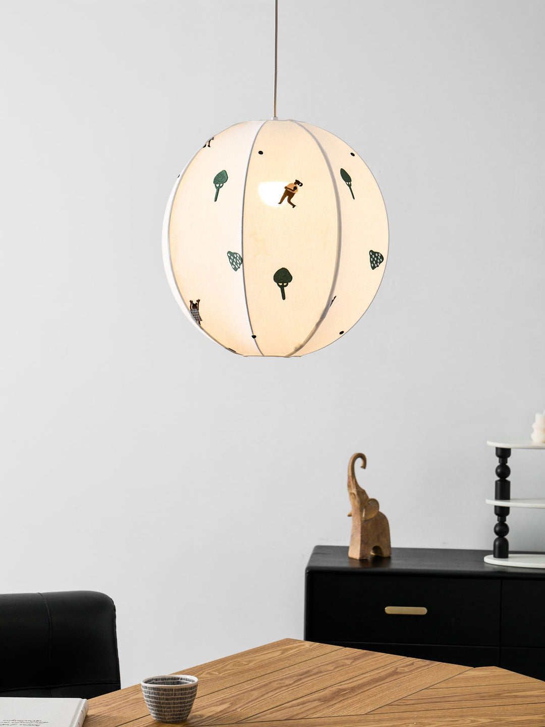 Lampa wisząca z haftowanym tekstylnym kloszem Park
