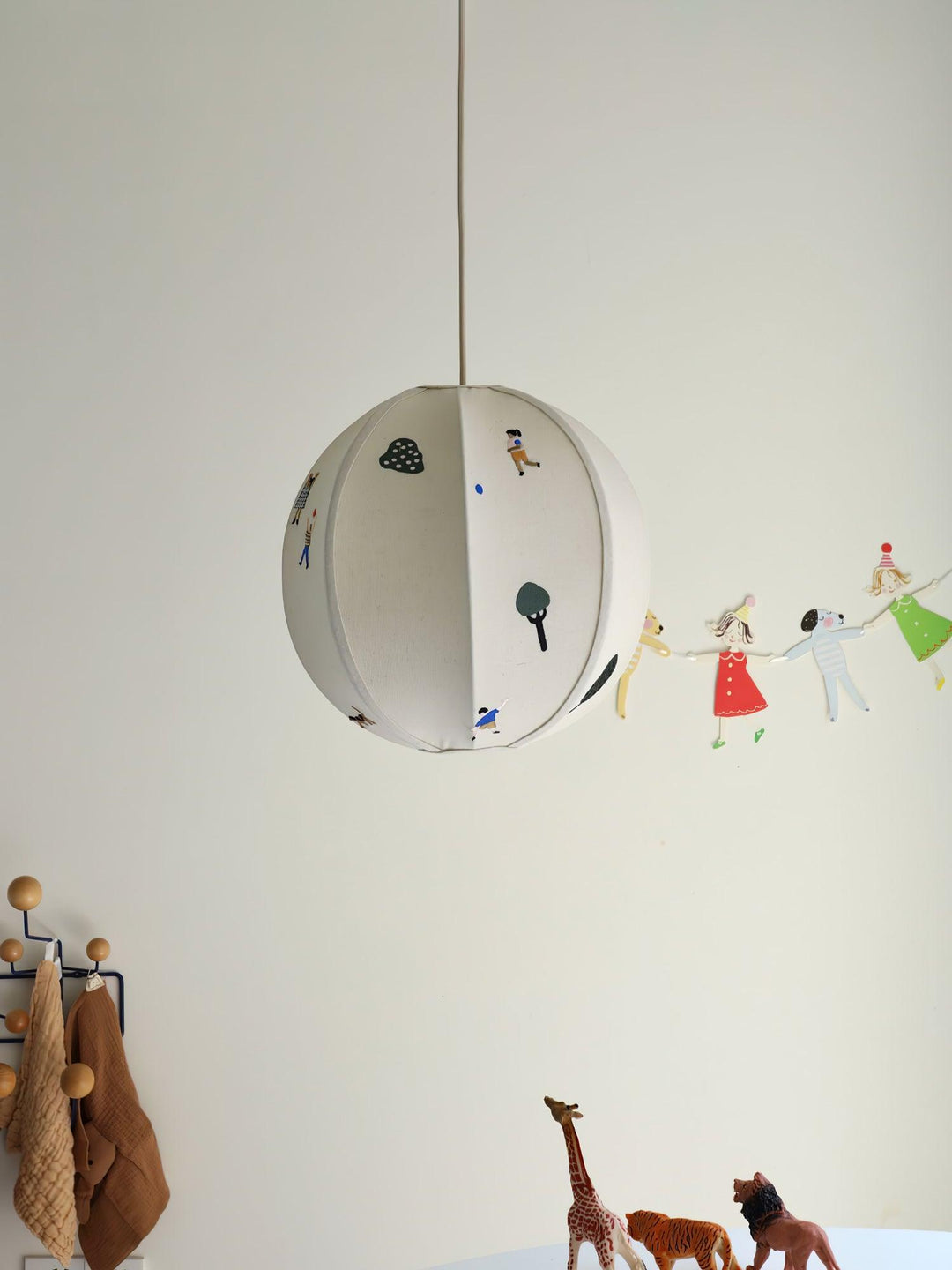 Lampa wisząca z haftowanym tekstylnym kloszem Park