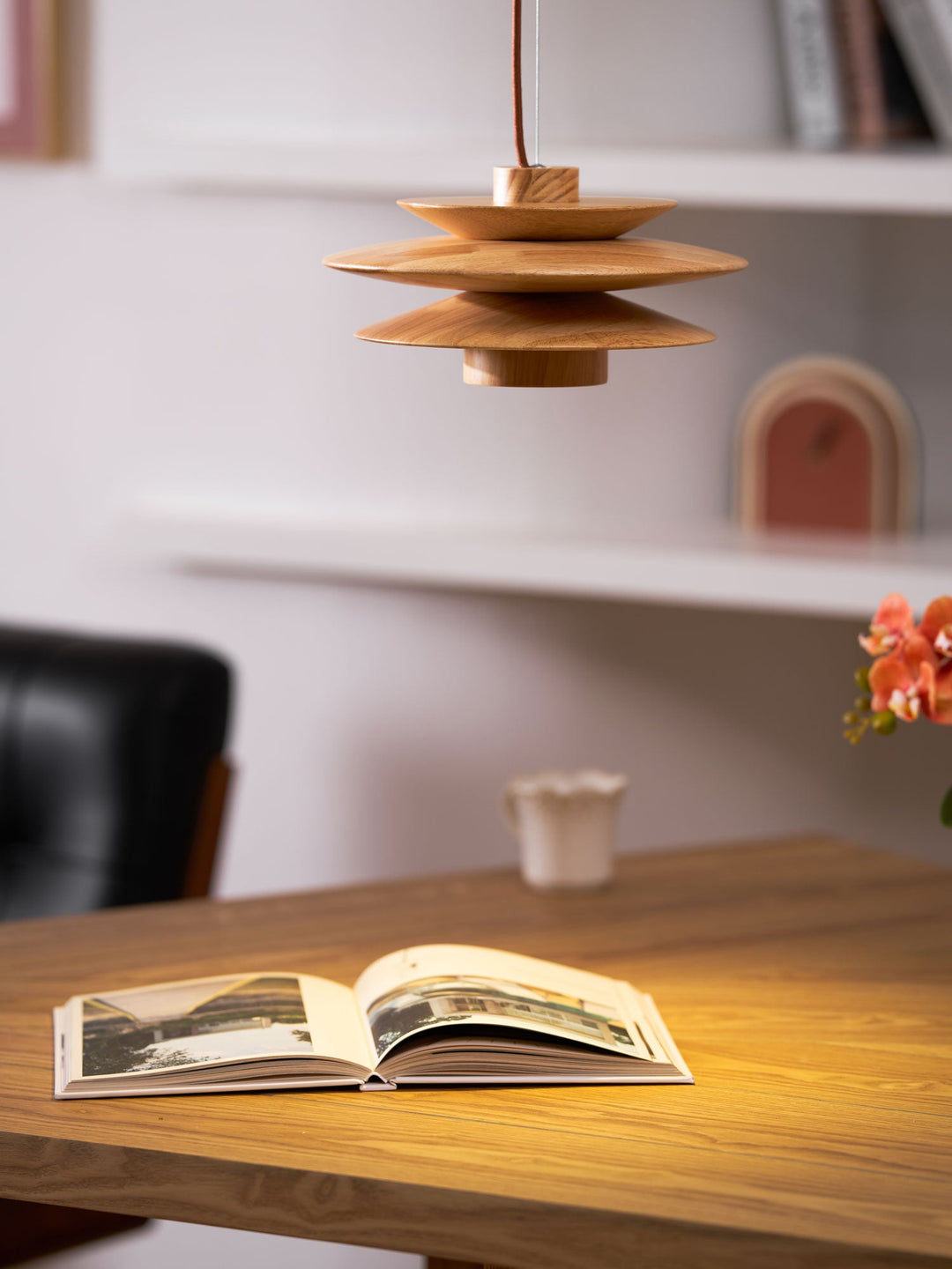Lampa wisząca z drewnianym dyskiem Cascade