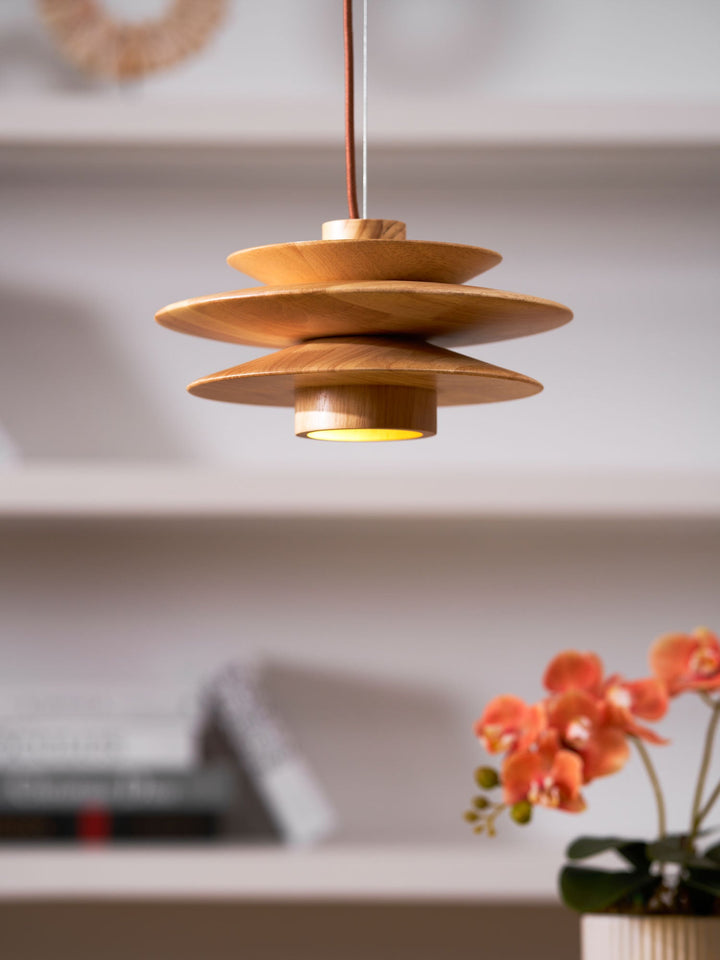 Lampa wisząca z drewnianym dyskiem Cascade