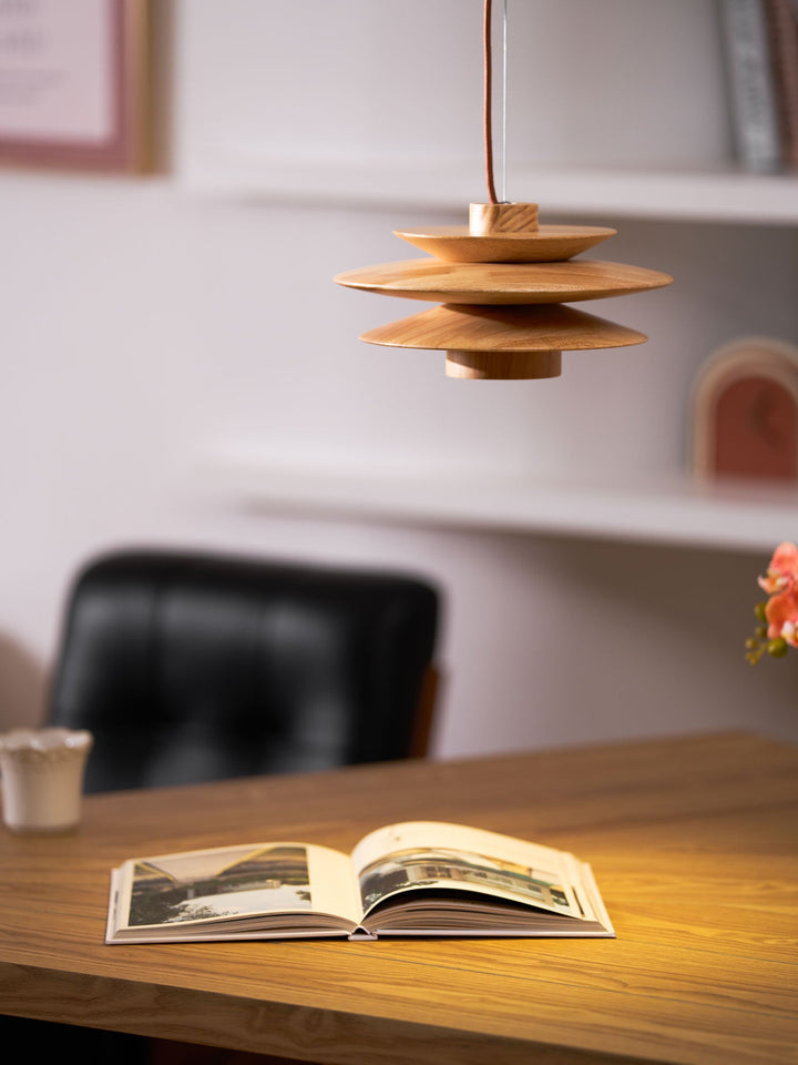 Lampa wisząca z drewnianym dyskiem Cascade