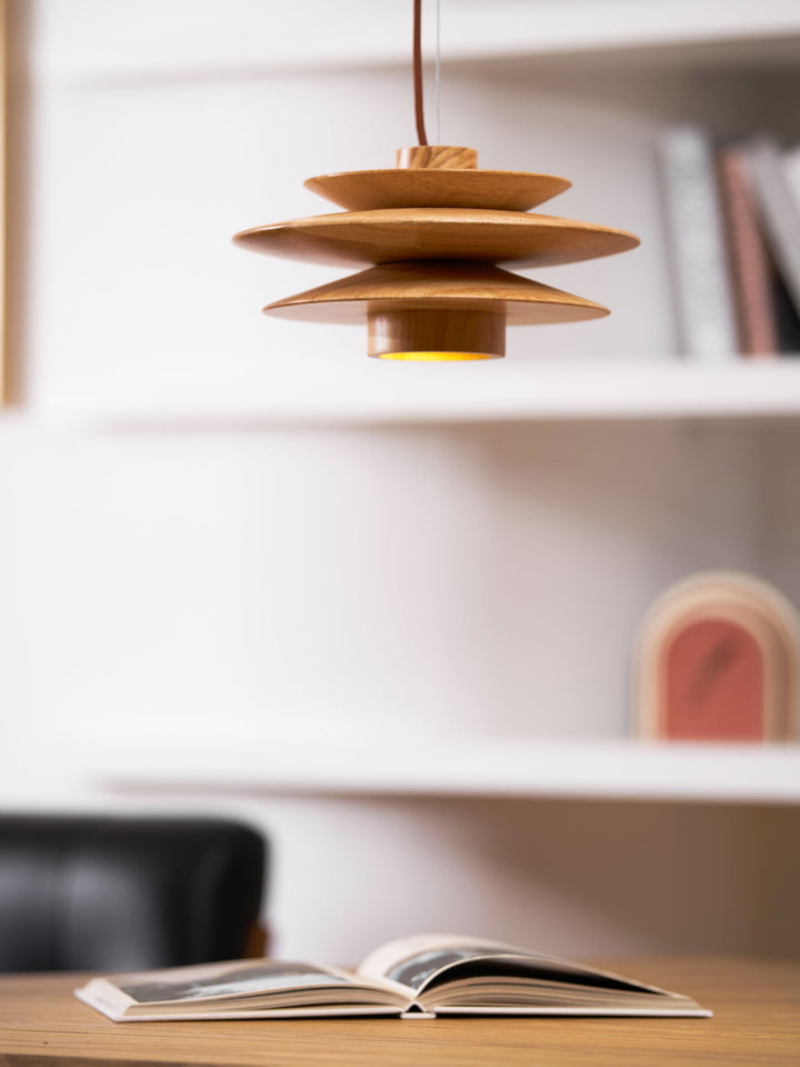 Lampa wisząca z drewnianym dyskiem Cascade