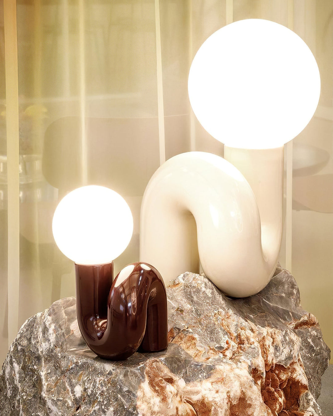 Zabawna Lampa Stołowa w Kształcie N