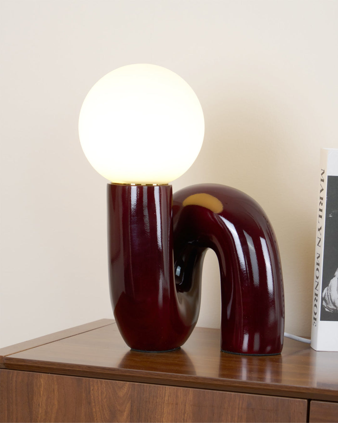 Zabawna Lampa Stołowa w Kształcie N