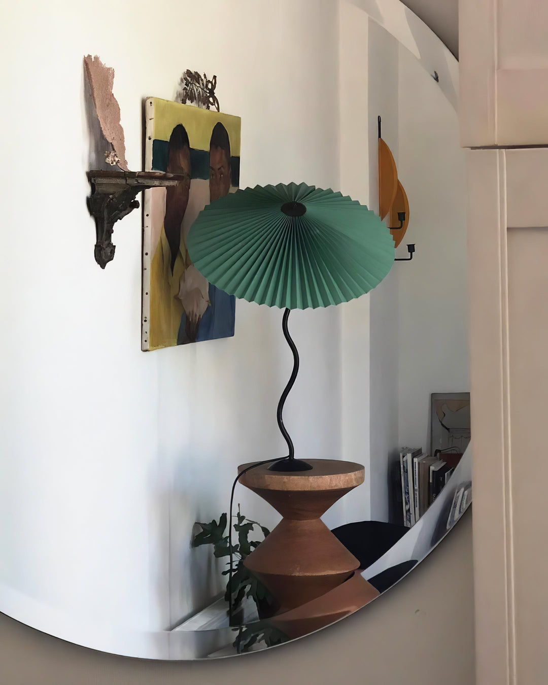 Lampa stołowa z plisowanym kloszem