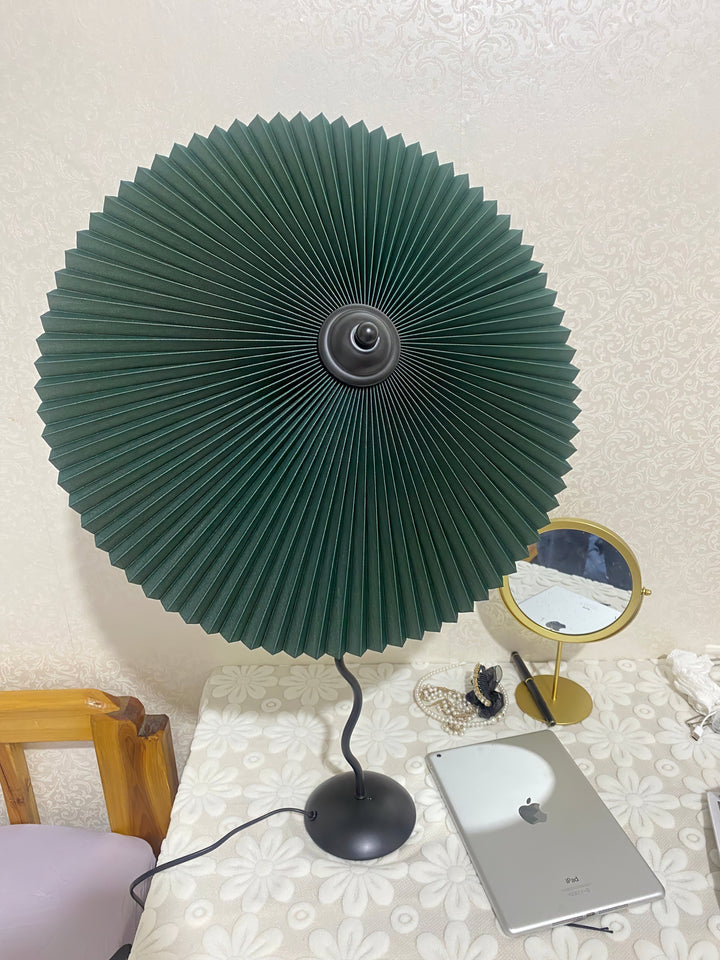 Lampa stołowa z plisowanym kloszem